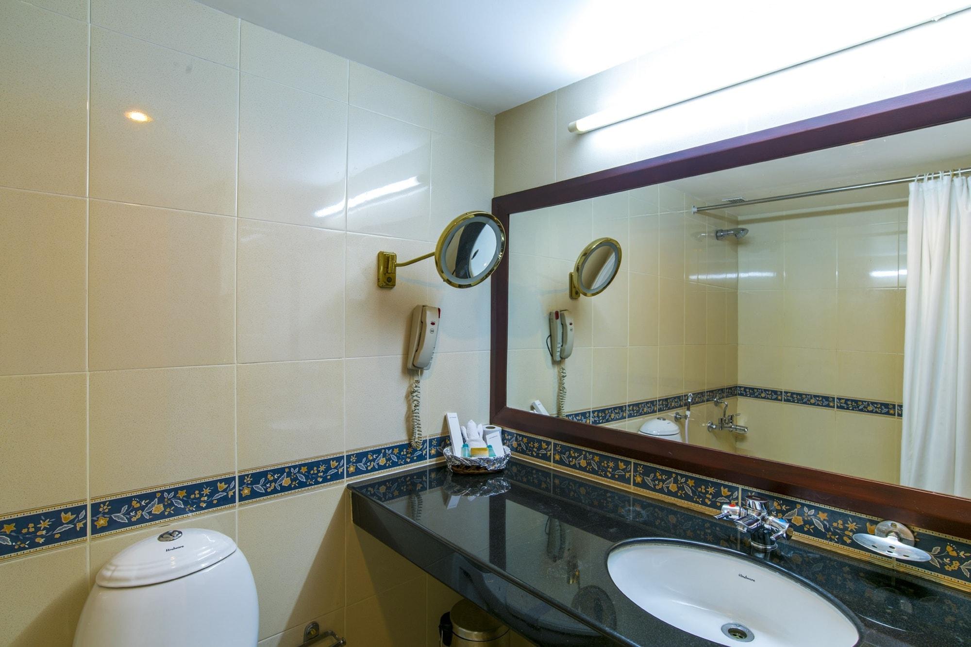 Golf View Hotels & Suites Nedumbassery Eksteriør billede