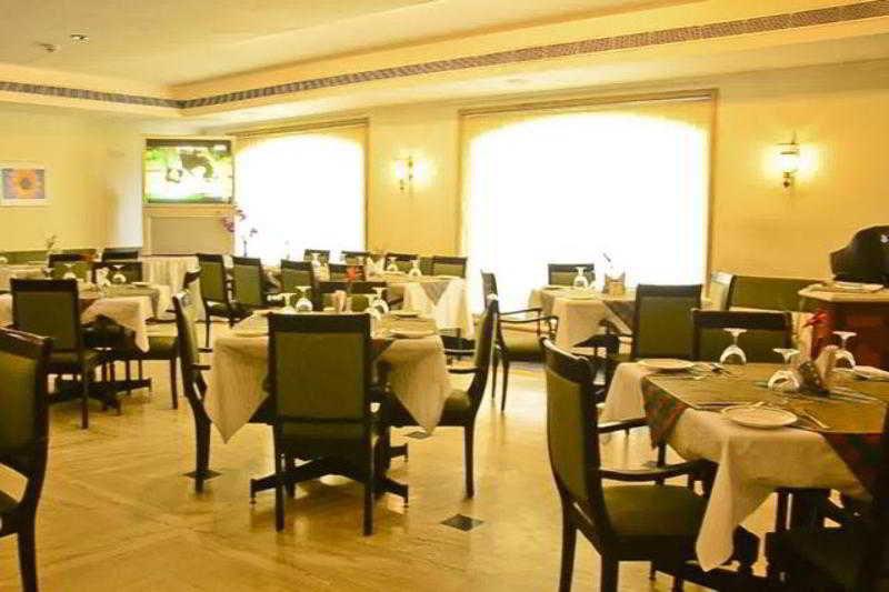 Golf View Hotels & Suites Nedumbassery Eksteriør billede