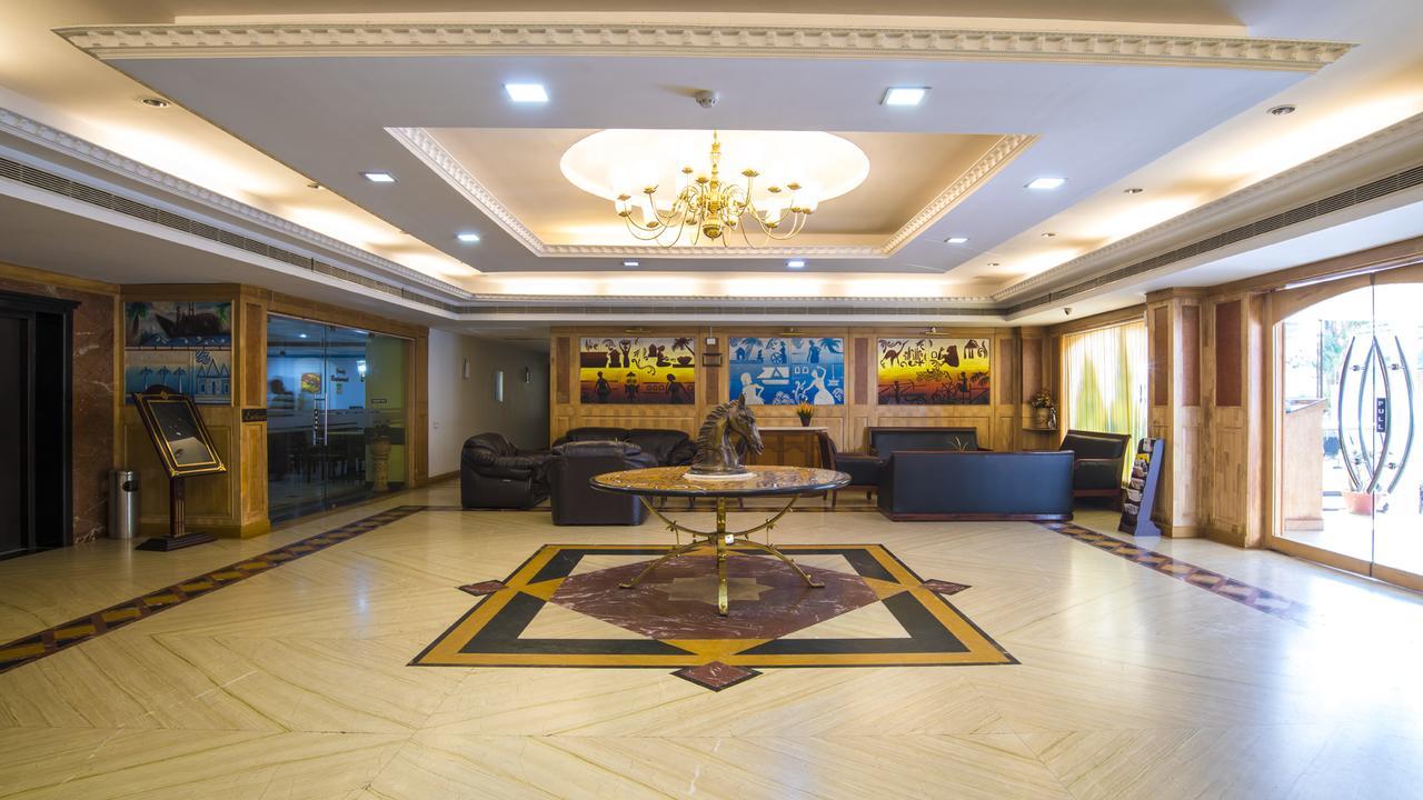 Golf View Hotels & Suites Nedumbassery Eksteriør billede